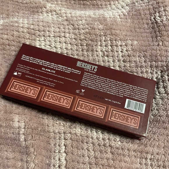 Glamlite Hershey’s Milk Chocolate Face & Body Bronzer - Picture 4 of 7